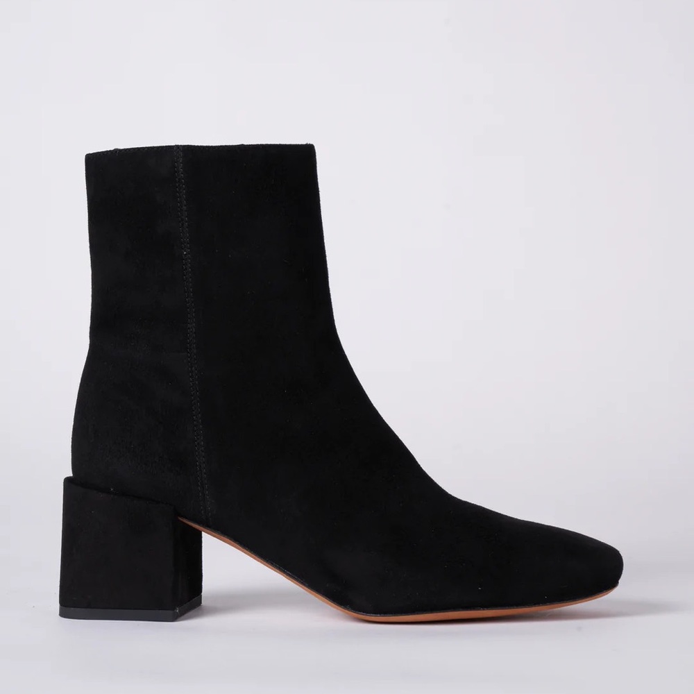 LIKE NEW Vince Kaye block heel ankles boot in black suede!